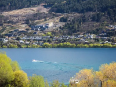 Sunny 2 bedroom home with magnificent lake views. Hotels in Kawarau Falls