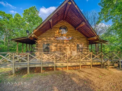 The Big Buffalo sleeps 15 with Hot Tub