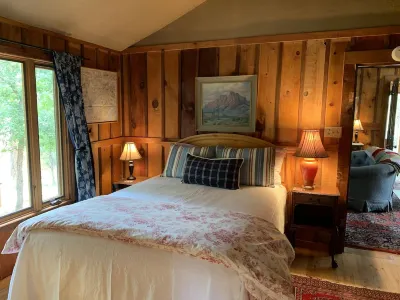 The Hill House, private, quiet, and just 2 blocks to Main Street.