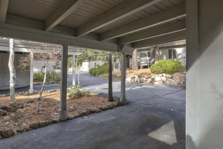 Cozy One Level Condo Walk to Lake. Minutes to Skiing and Hyatt Casino, Отели рядом с достопримечательностью «Sand Harbor Beach»