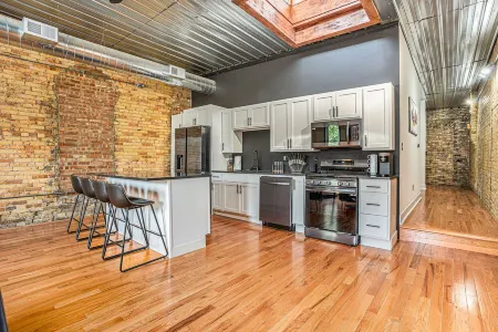 Huge Historic Condo downtown in the Heart of the city Отели рядом с достопримечательностью «DeVos Place»