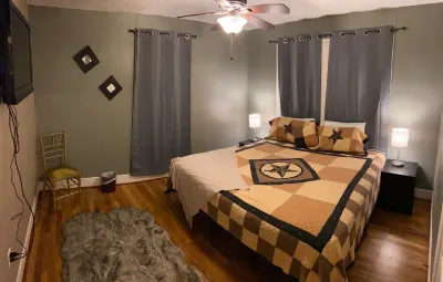 Cozy Downtown Home 코르 테 공항 주변 호텔