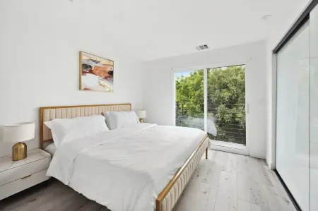 Luxury 3bdr House with Hollywood sign View, parking provided Отели в г. Беверли-Хиллз