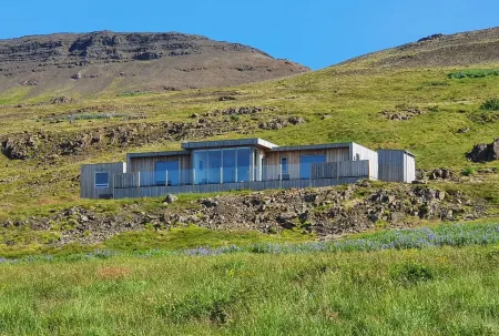 Family Friendly Country House w/ Amazing View, Hot Tub, Sauna Отели в г. Kjosarhreppur