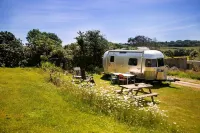 Funky Airstream -Stunning Tin Mine Views-10mins Surf/Surf Beaches-Free WiFi-Dogs Hotels in Truro
