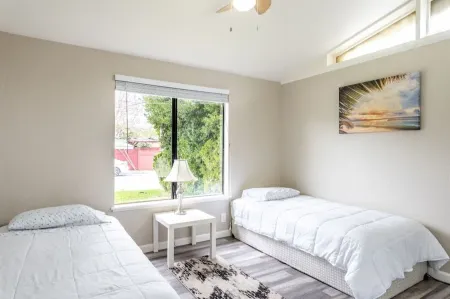 2 Beds, 1 Bath, Kitchen private space, Furnished Stanford, Palo Alto, Menlo Park Отели рядом с достопримечательностью «Мета Хедквотерс»