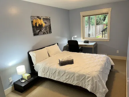 Cozy and bright 2-bedroom home with comfort stay