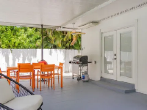 Casa Bella - 5 BR Villa in Miami with Pool, Mini-Golf, Basketball+ Hotels in Golden Glades