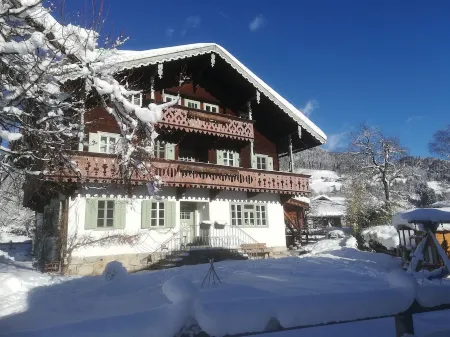 Apartment "Aquamarin" in traditional Austrian wooden chalet Отели в г. Гемайнде Брамберг ам Вильдкогель