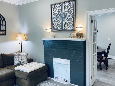 Historic Pursuit of Happyness Отели рядом с достопримечательностью «Парк штата Кроудерс Маунтин»