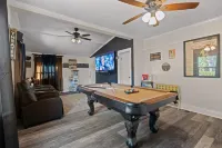Roaring 20s Vintage Craftsman Home Downtown, Hot Tub, Pool Table