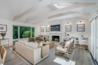 Springs Retreat: Fully Renovated Home, New Gunite Pool, Walk to Bay & Rita's