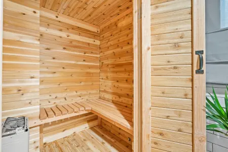 Gorgeous basement apt. w/chef kitchen, SPA bath, movie theater, hot tub & sauna