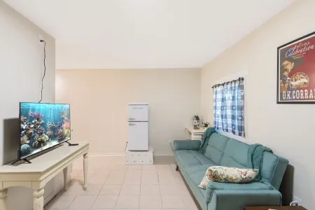 Gunslingers Hideout - Derringer - Tombstone; Roku TV; Wifi