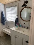 Beautiful cozy cottage 1 block from the lake and Oakwood hotel.