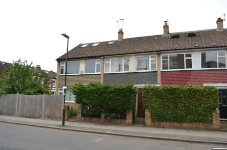 Nice 3 Bedroom\ 2 Bathroom House - Wimbledon - 22 mins to Central London