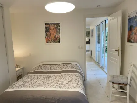 Well-kept apartment domaine with, pools, tennis. Pet friendly