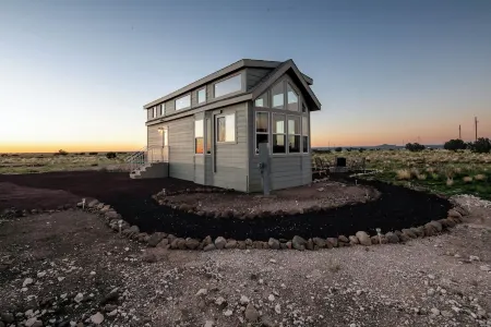 New Tiny Home on Private 1 Acre with Power, AC/Heat, Starlink Internet Отели в г. Valle