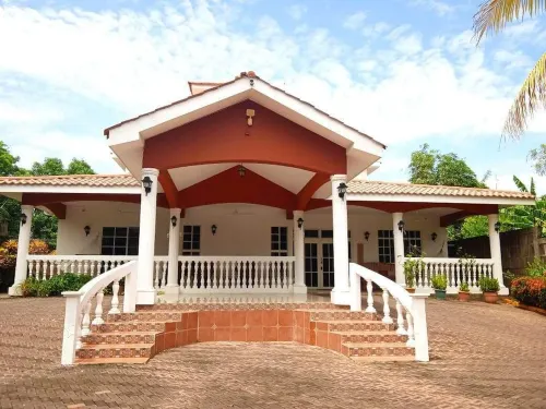 Fully Gated Family Compound Direct Ocean Front Pochomil Viejo住宿飯店