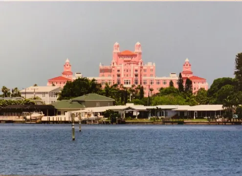 Immaculate Condo. Pool, Jacuzzi. Balcony with Waterfront and Nightly Sunset.