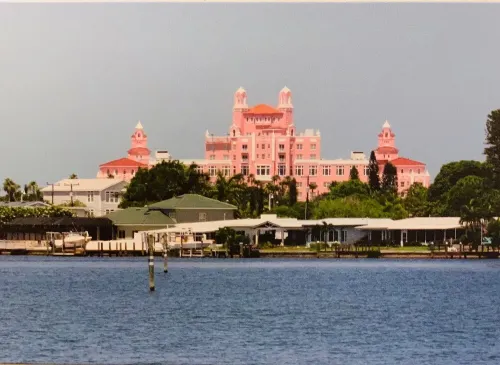 Immaculate Condo. Pool, Jacuzzi. Balcony with Waterfront and Nightly Sunset.