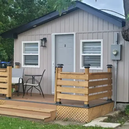 Cozy 2 Person Cabin Отели в г. Иннисфил