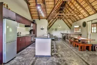 Luxury villa 12 mi from the Crocodile Bridge Gate of the Kruger National Park!
