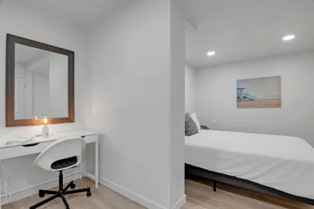 Freshly remodeled beach getaway, steps to the sand Отели рядом с достопримечательностью «Нейплс»