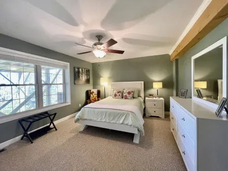 New 2 Bedroom Condo /Walk to Beech Mountain Ski Resort/Game Room/Fireplace