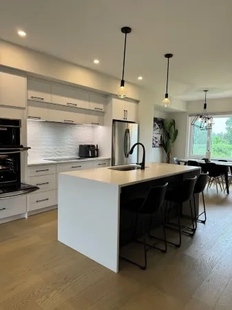 LUXURIOUS SPACIOUS 3 BEDROOM TOWNHOUSE