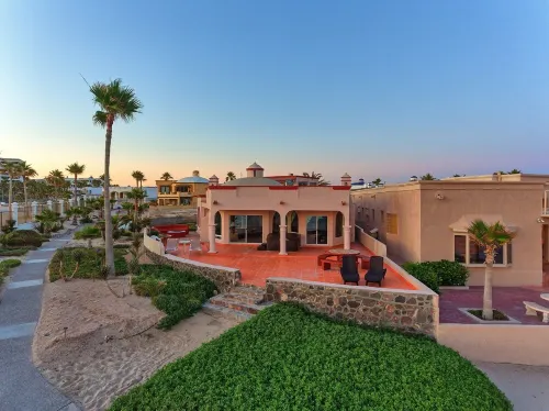 Luxurious Beachfront house on the water, Private Jacuzzi, Sauna, Grill, Firepit