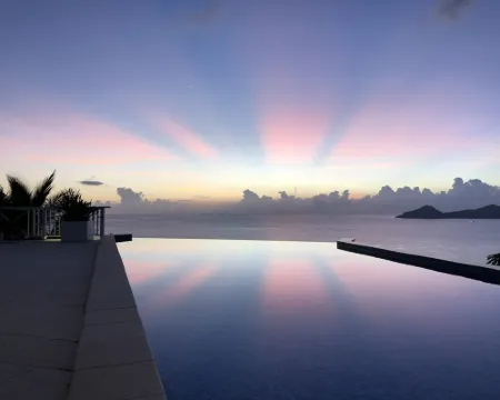 Secluded, exclusive, totally private luxury villa overlooking the prettiest bay. 紐卡斯爾酒店