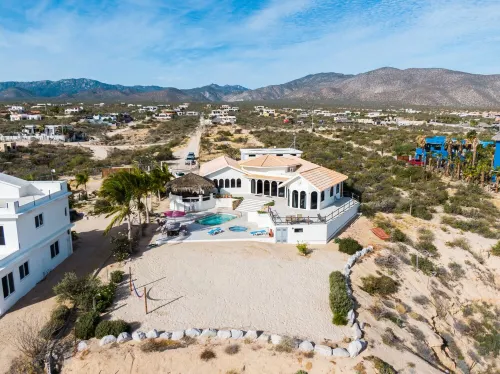 Beautiful 5-bedroom villa with pool and jacuzzi Hotels in El Sargento