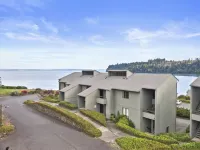 3BR 3BA Condo - Steps away from Beach, Pool and Dining!