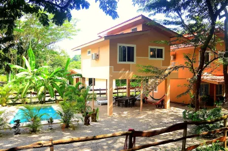 Iguana house very close to the center with a beautiful view in the jungle