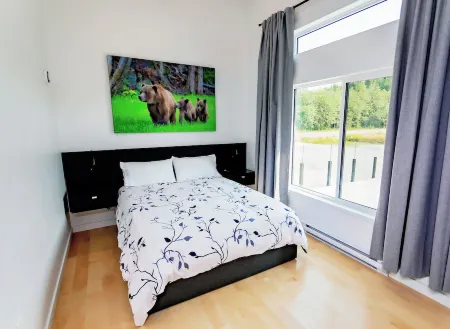 Bumbleberry 3 Bedroom Guest HomeNew Executive home in the heart of Kitimat BC Отели в г. Китимат