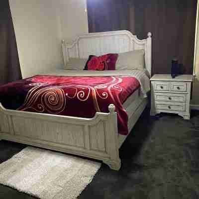 Three bedroom 5 minutes to state university & town,  10 min to baptist hospital Rooms