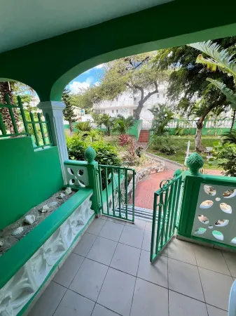 Beautiful new N1 2 bedroom apartment in Gd Case Отели в г. Горанд-Кейс