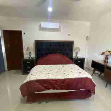 300MB/S Wifi with an amazing pool 3 Bed 2.5bath house Rooms