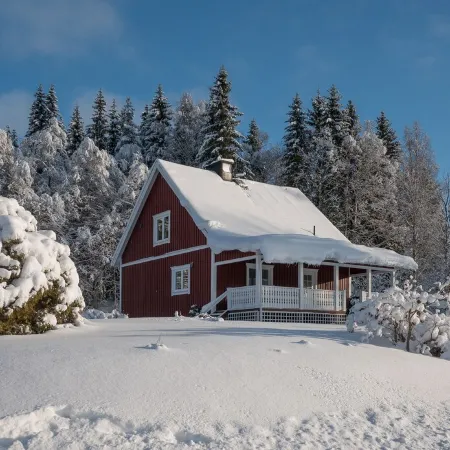 Idyllic sunny lakeside location with only 20 m to the private jetty and boat.