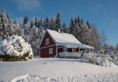 Idyllic sunny lakeside location with only 20 m to the private jetty and boat. 住宿飯店