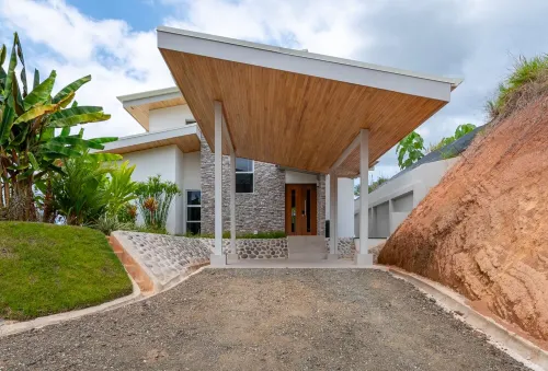 Modern mountain side villa with stunning ocean view. 20 minutes to the beach! Hotel a Puerto Cortés