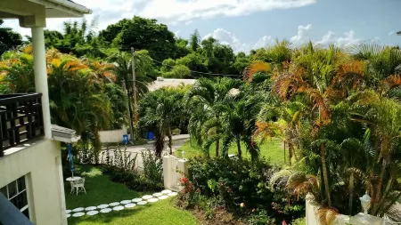 Affordable Luxury Two Bedroom Two Bathroom Apartment With Private Pool Отели в г. Холтаун