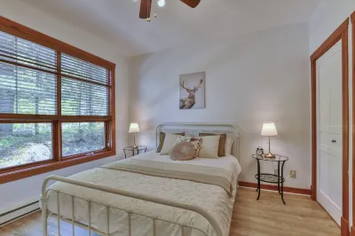 Enchanting condo overlooking Lac du Mont-Tremblant CITQ # 311589 โรงแรมใน