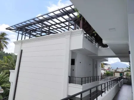 Diora Hotel Отели рядом с достопримечательностью «Sivali Central College Playground»