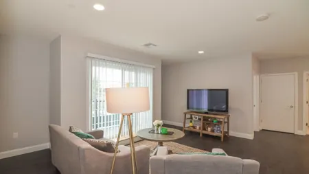 Beautiful new apartment 2bed/2bath Waltham Отели рядом со станцией Брендейс / Робертс