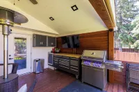 Gather in Saskatoon - Hot Tub 85" TV, Deck, Bbq, Trampoline, Games Room, 5Bdrm 새스커툰 호텔