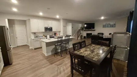 5-bedroom 4-bathroom big spacious residence