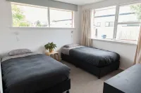 Seaside Retreat - Stylish, newly renovated oceanside property Hotell i Waimataitai