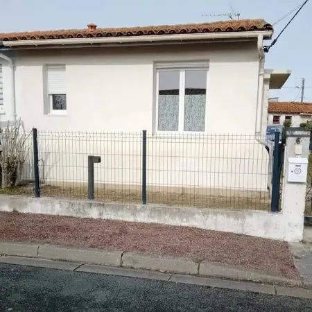 Small house 15 minutes from the beach. Отели в г. Руайан